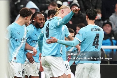 Man City hạ Newcastle: Cửa vào chung kết League Cup mở toang, Semenyo khiến Pep mê đắm