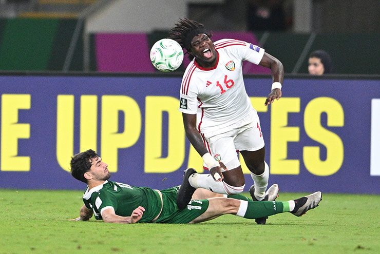 U23 UAE (áo trắng) có được lợi thế sau hiệp 1 nhờ sai lầm của đối phương
