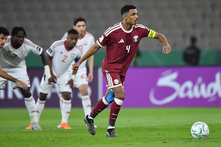 Quả đá penalty của U23 Qatar đã bị thủ môn Khaled Tawhid cản phá
