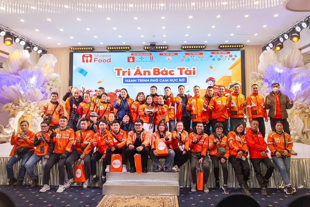 Hơn 1.000 tài xế hội tụ, thắp sáng Phố Cam rực rỡ