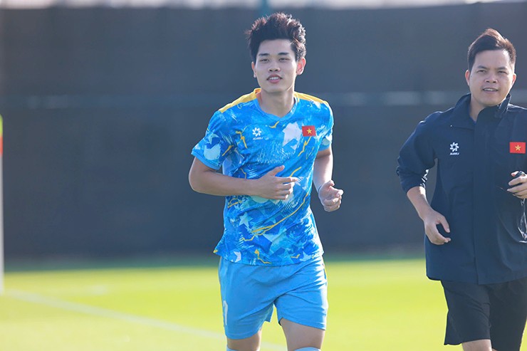 Đình Bắc vẫn cười tươi dù bị đau trước tứ kết U23 Việt Nam đấu U23 UAE. Ảnh Ted Trần