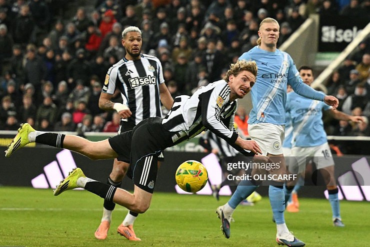 Newcastle tỏ ra vô duyên trước khung thành Man City