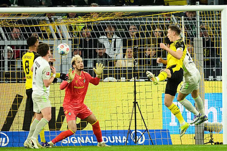 Schlotterbeck đánh đầu cận thành đưa Dortmund dẫn trước
