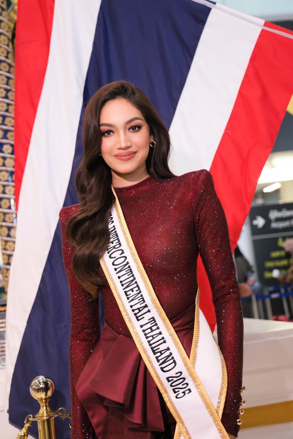 Đại diện Thái Lan - Vanessa Nattacha Wenk mặc trang phục đỏ rực ra sân bay. Cô là ứng viên sáng giá ở khu vực châu Á.