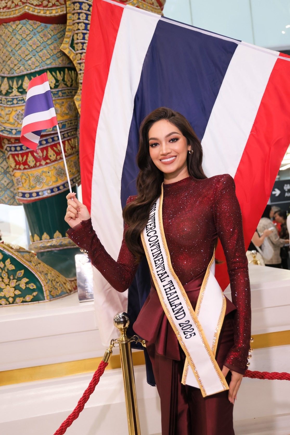 Đại diện Thái Lan - Vanessa Nattacha Wenk mặc trang phục đỏ rực ra sân bay. Cô là ứng viên sáng giá ở khu vực châu Á.