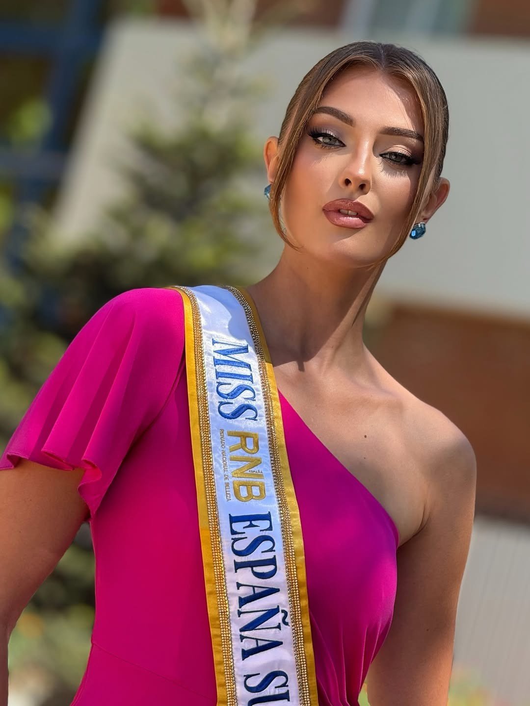 Nelly Maryniuk cùng gia đình chuyển đến Tây Ban Nha sinh sống vào năm 2015 do các xung đột chính trị ở Ukraine. Người đẹp có khả năng nói tiếng Nga, tiếng Tây Ban Nha và tiếng Anh.