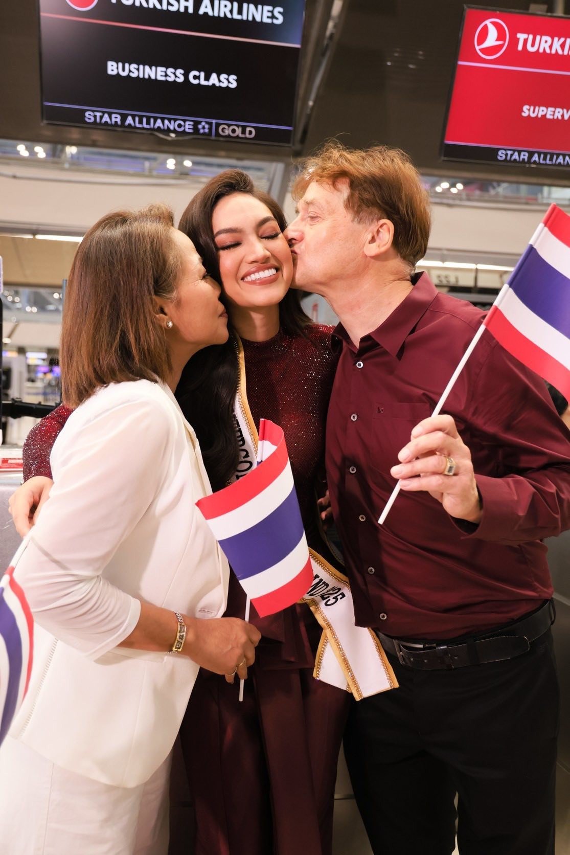 Bố mẹ người đẹp ra sân bay tiễn con gái lên đường. Cô lai ba dòng máu Thái Lan - Đức - Anh. Vanessa 22 tuổi, cao 1,73 m, số đo ba vòng 81-63-96 cm.