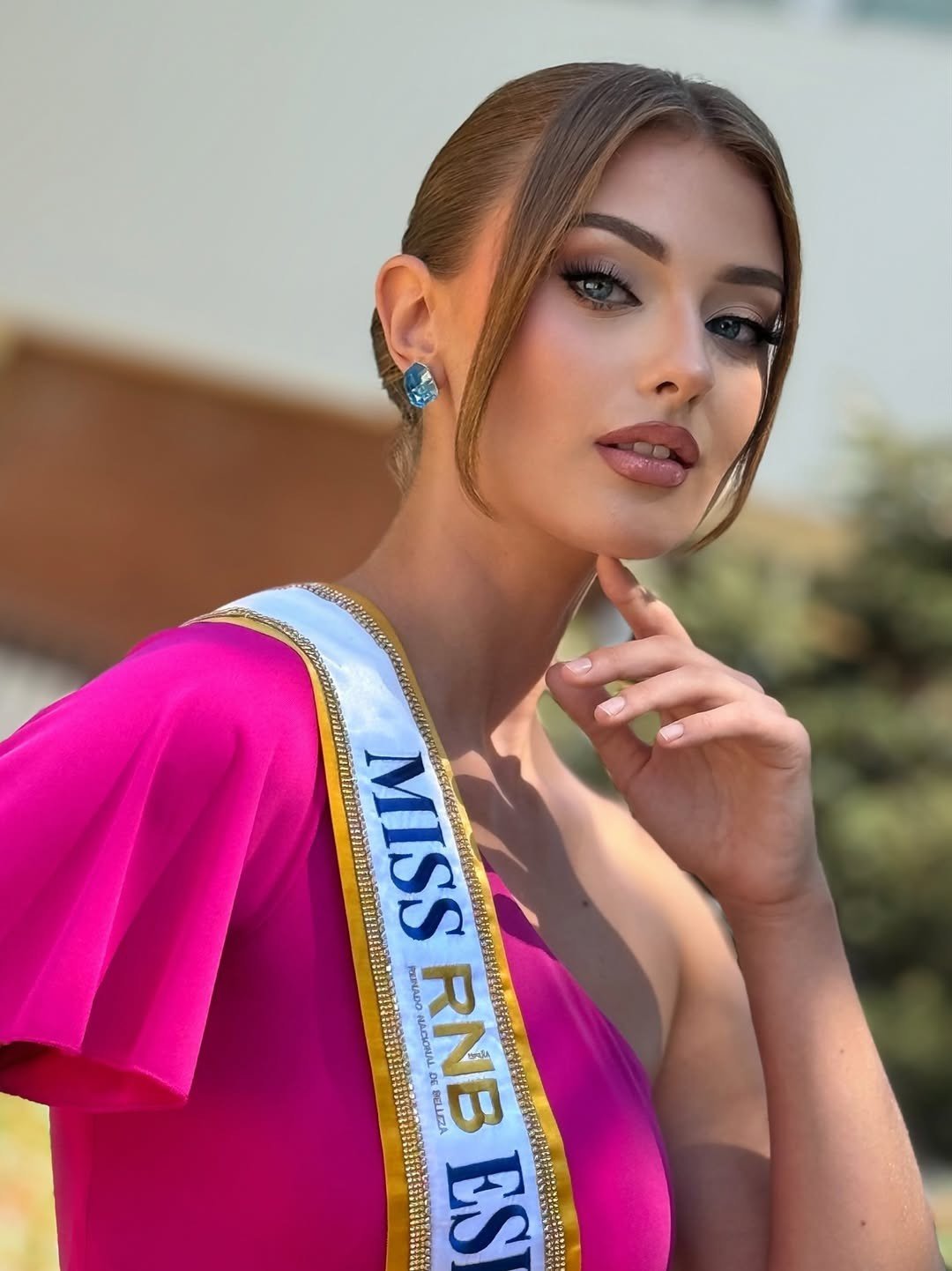 Nelly Maryniuk cùng gia đình chuyển đến Tây Ban Nha sinh sống vào năm 2015 do các xung đột chính trị ở Ukraine. Người đẹp có khả năng nói tiếng Nga, tiếng Tây Ban Nha và tiếng Anh.