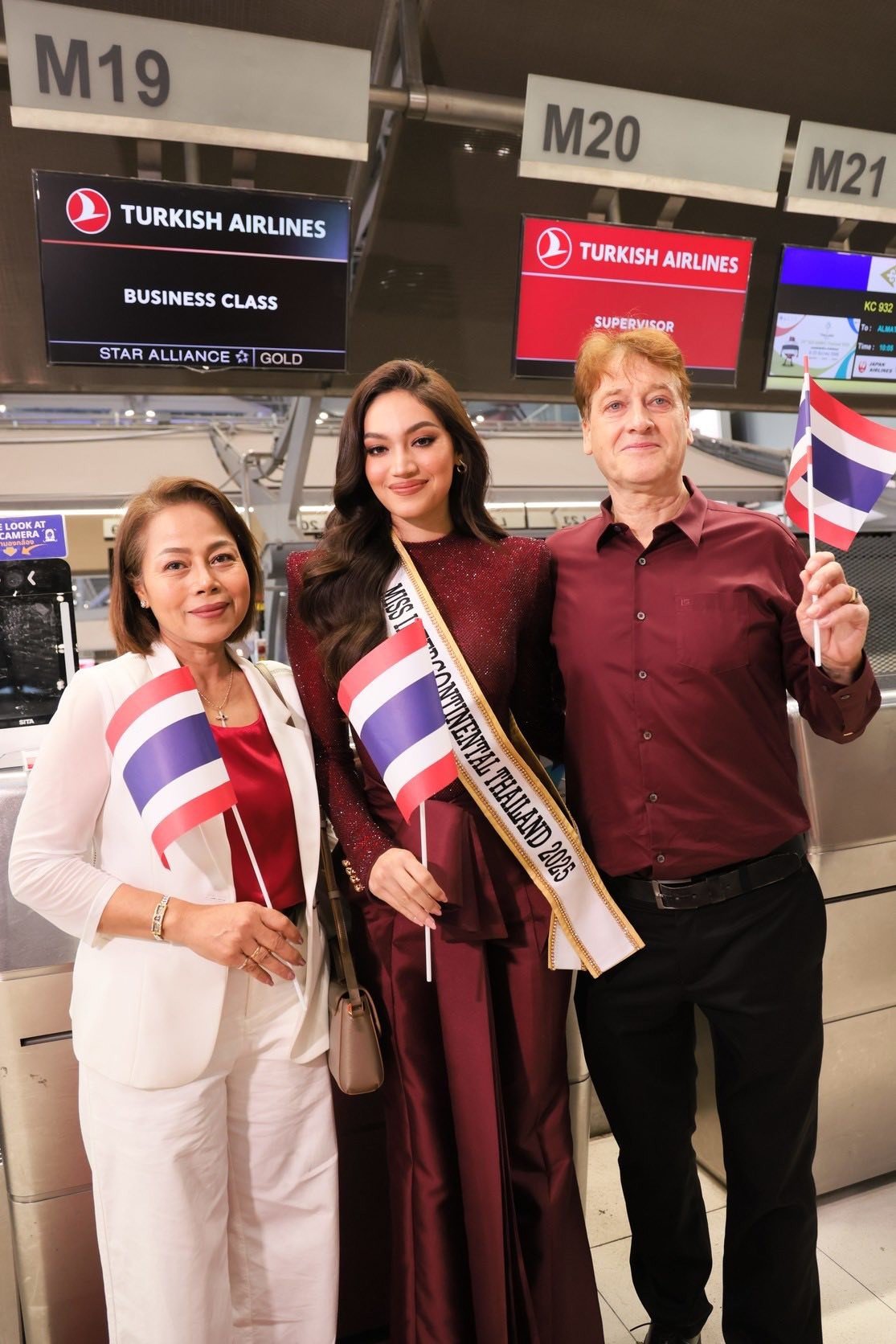 Bố mẹ người đẹp ra sân bay tiễn con gái lên đường. Cô lai ba dòng máu Thái Lan - Đức - Anh. Vanessa 22 tuổi, cao 1,73 m, số đo ba vòng 81-63-96 cm.