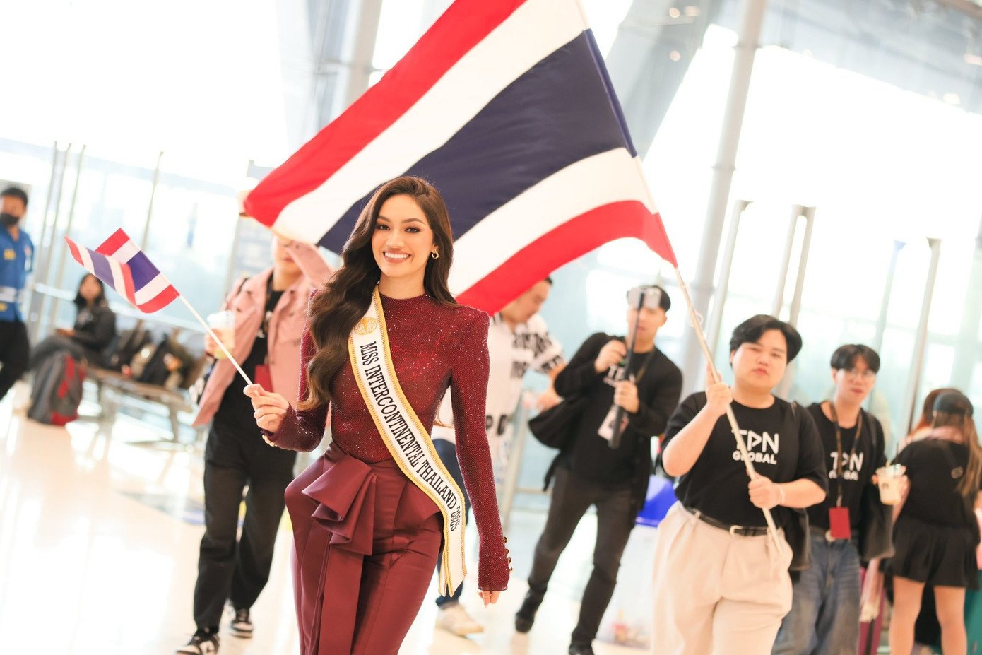 Người đẹp Thái Lan hiện là người mẫu, sinh viên chuyên ngành kiến trúc sư. Cô có sở thích chơi piano, trượt băng. Vanessa có khả năng nói tiếng Anh và tiếng Đức trôi chảy.