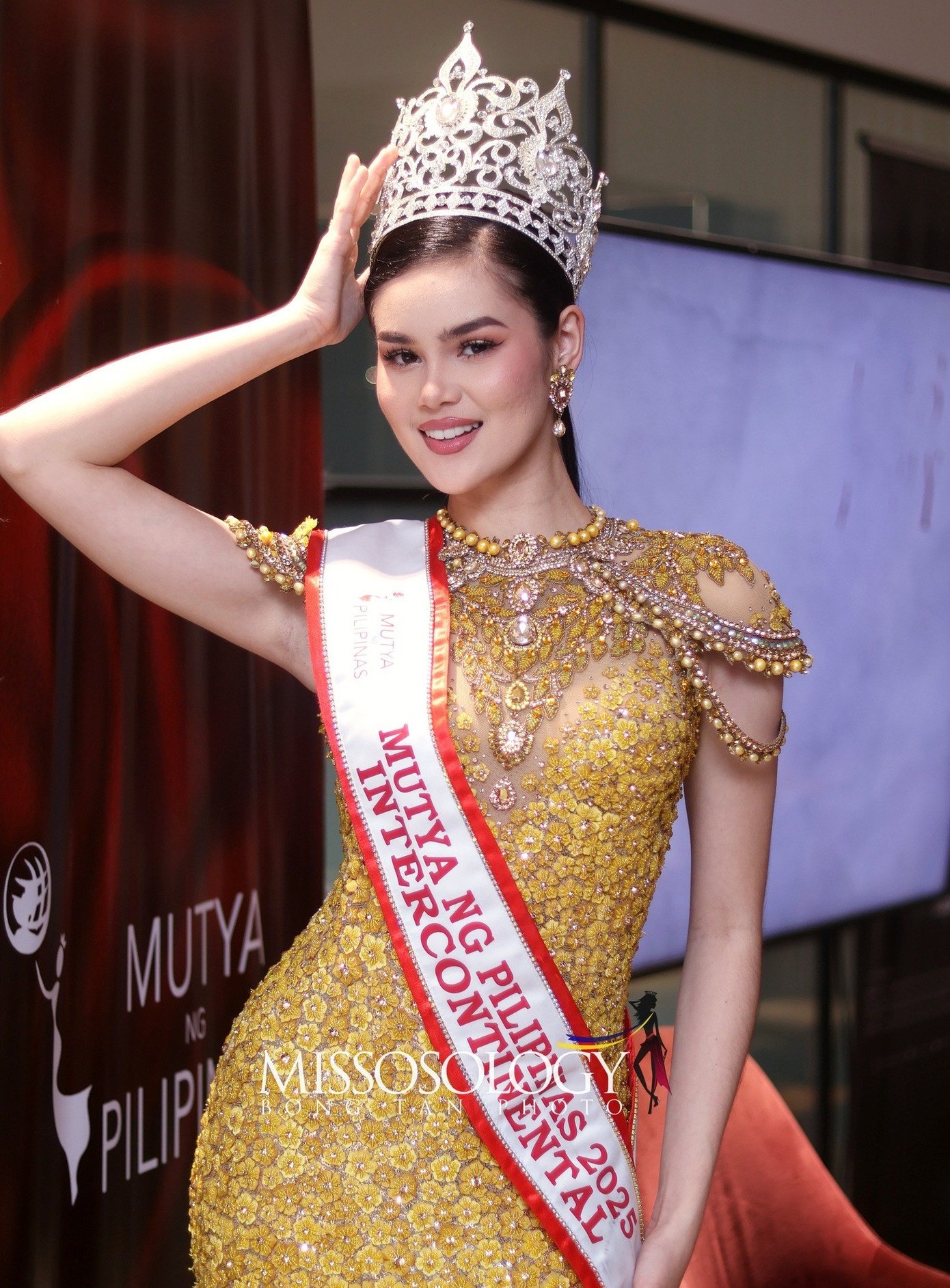 Christina 34 tuổi, là thí sinh có kinh nghiệm thi sắc đẹp. Trước đó, cô từng chiến thắng ở cuộc thi Mutya Ng Pilipinas 2025.