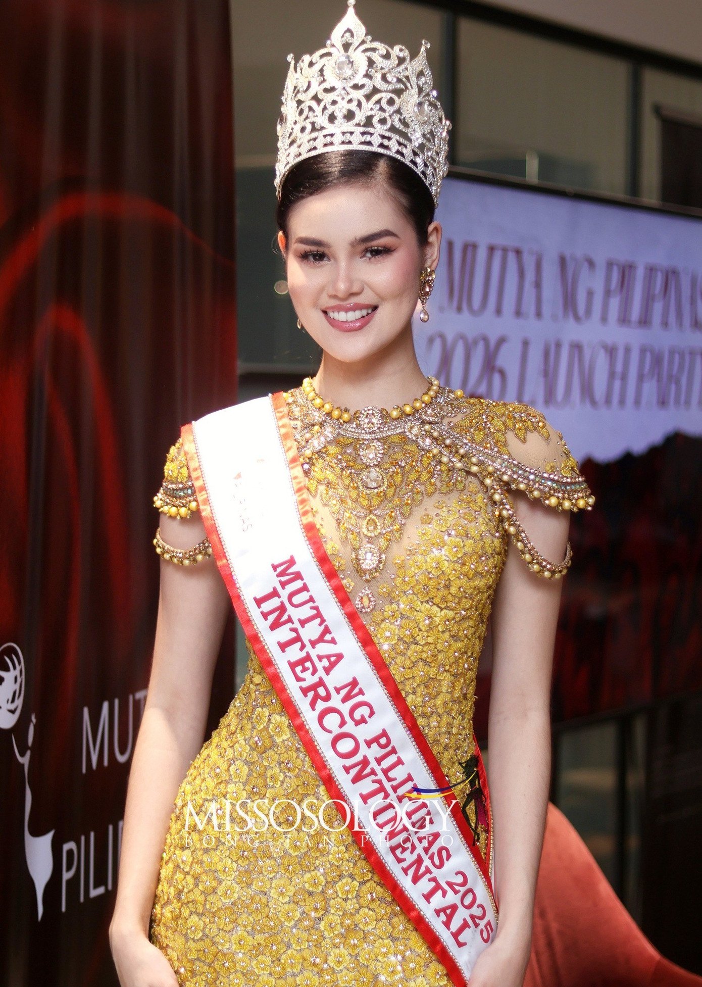 Christina 34 tuổi, là thí sinh có kinh nghiệm thi sắc đẹp. Trước đó, cô từng chiến thắng ở cuộc thi Mutya Ng Pilipinas 2025.