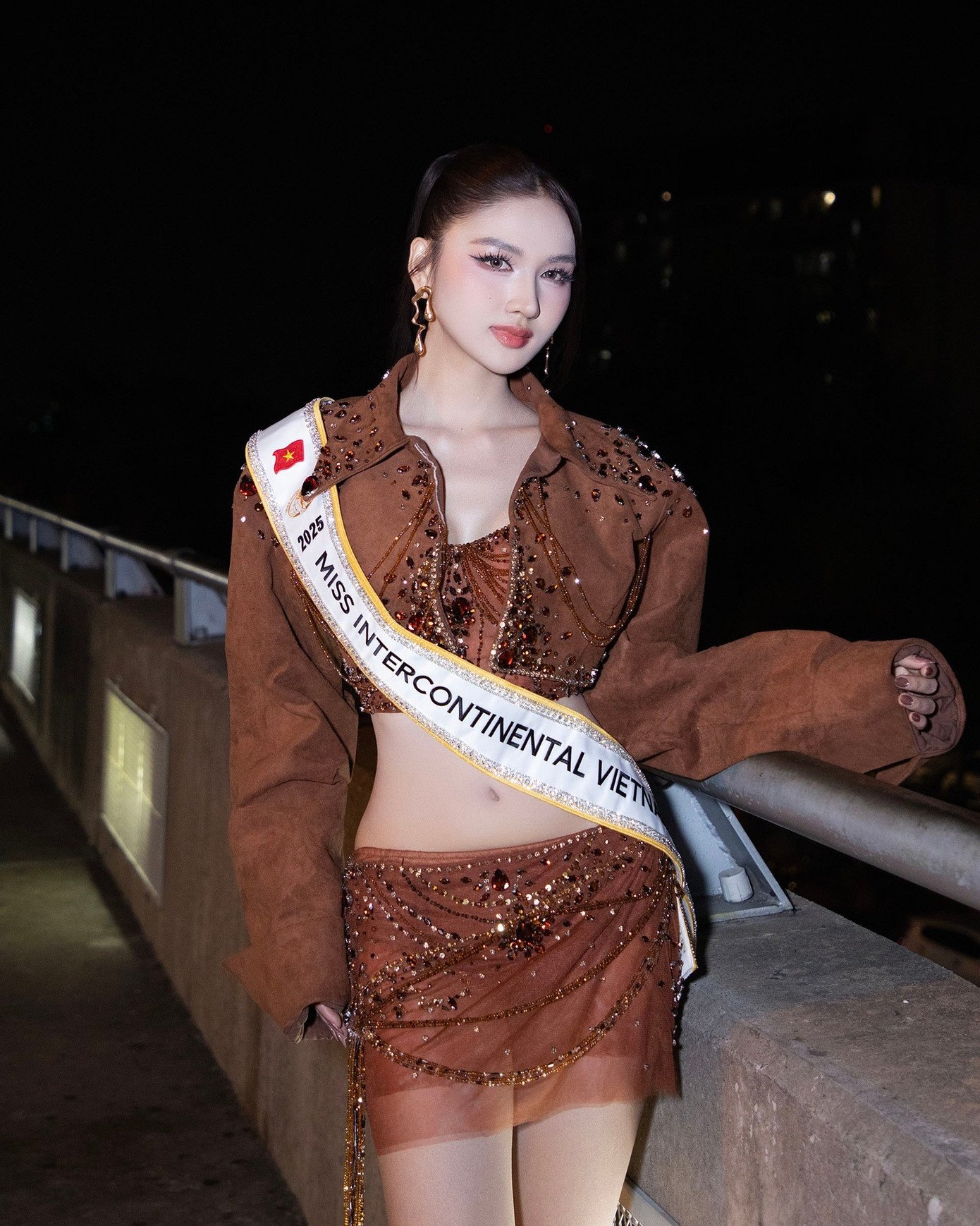 Xuất hiện tại sân bay trước giờ khởi hành, người đẹp diện thiết kế gợi cảm.