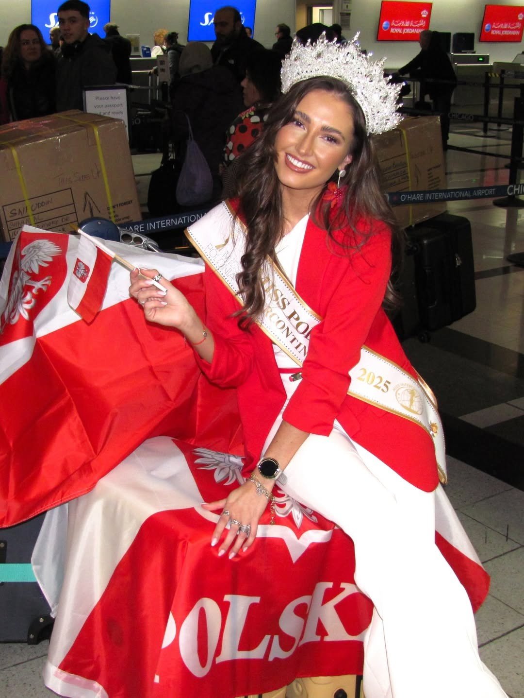 Đại diện Ba Lan - Dominika Zak mang theo cờ ra sân bay để đi Ai Cập. Cô 24 tuổi, cao 1,71 m, số đo ba vòng 84-66-96 cm, đang làm nghề y tá.