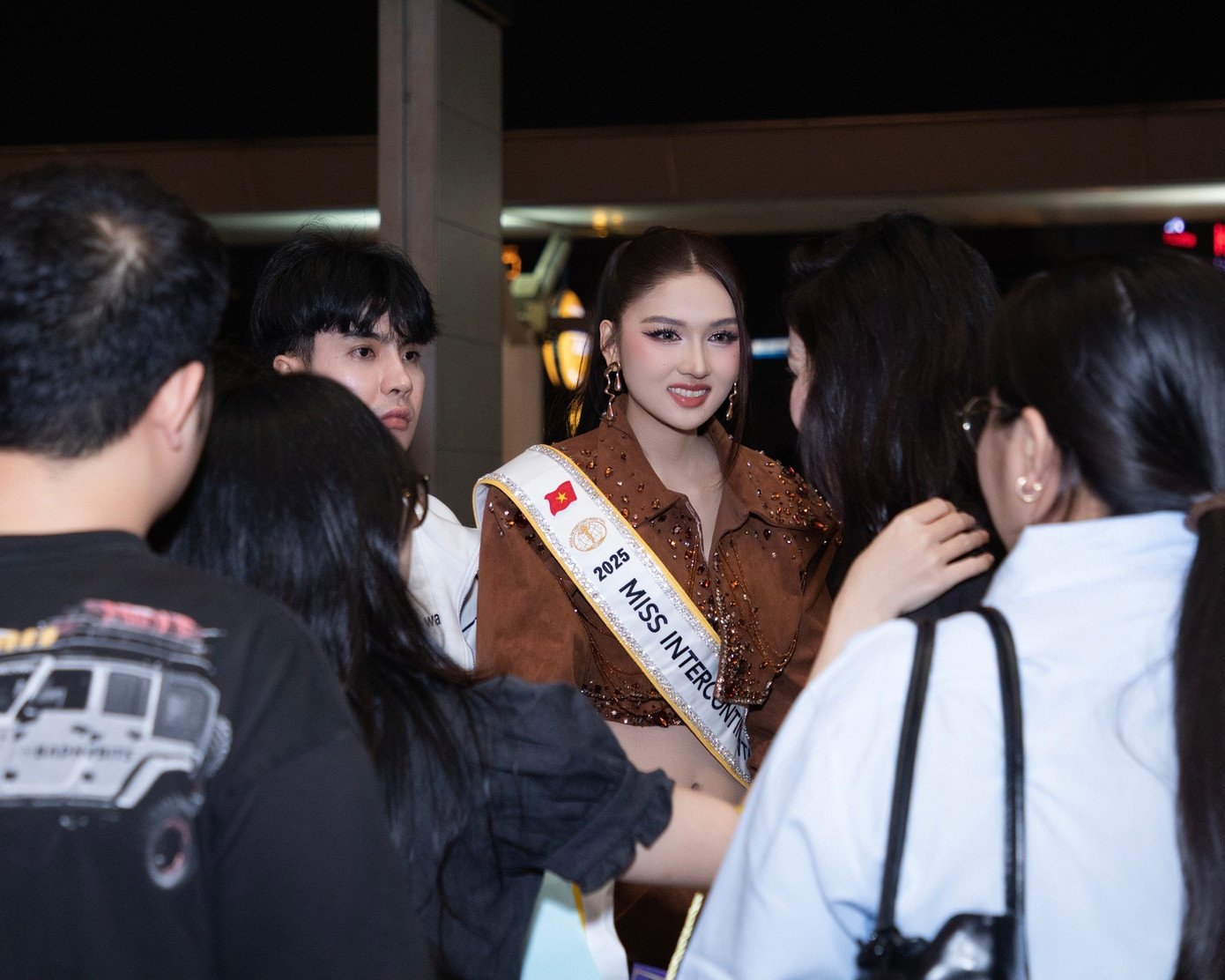 Trước giờ bay, Thu Ngân chụp ảnh cùng các đồng nghiệp như Hoa hậu Kiều Duy, Yến Nhi, Á hậu Thu Trà, Phương Anh. Bố mẹ của Thu Ngân từ Cà Mau lên TPHCM để động viên con gái.