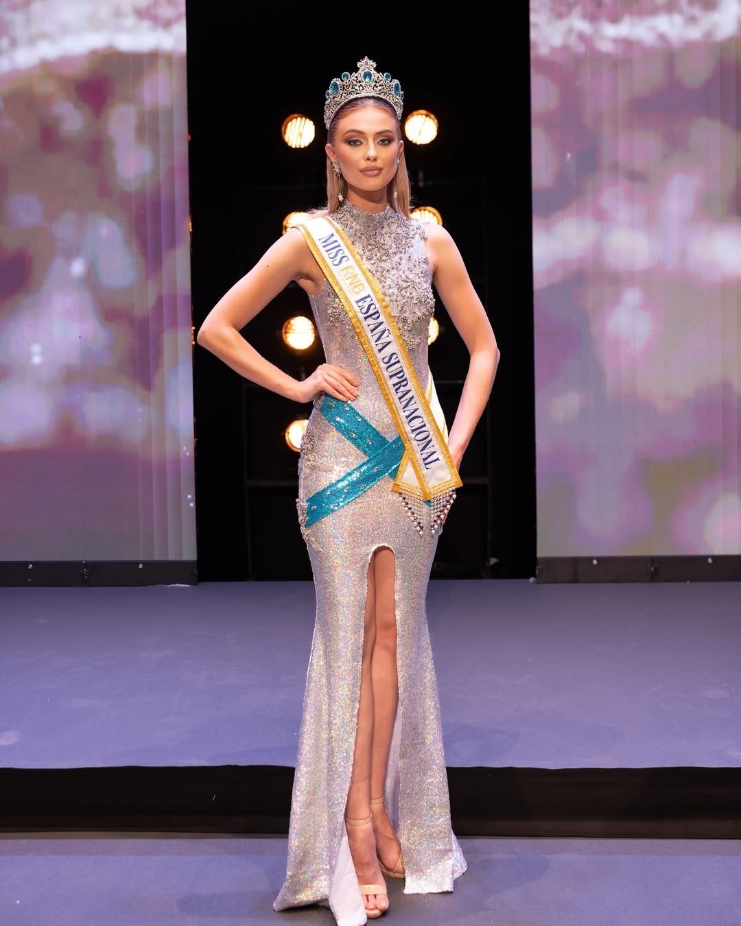 Người đẹp năm nay 20 tuổi, có chiều cao nổi bật 1,83 m. Cô là người mẫu, trợ lý bán hàng và đang theo học tiếp viên hàng không.