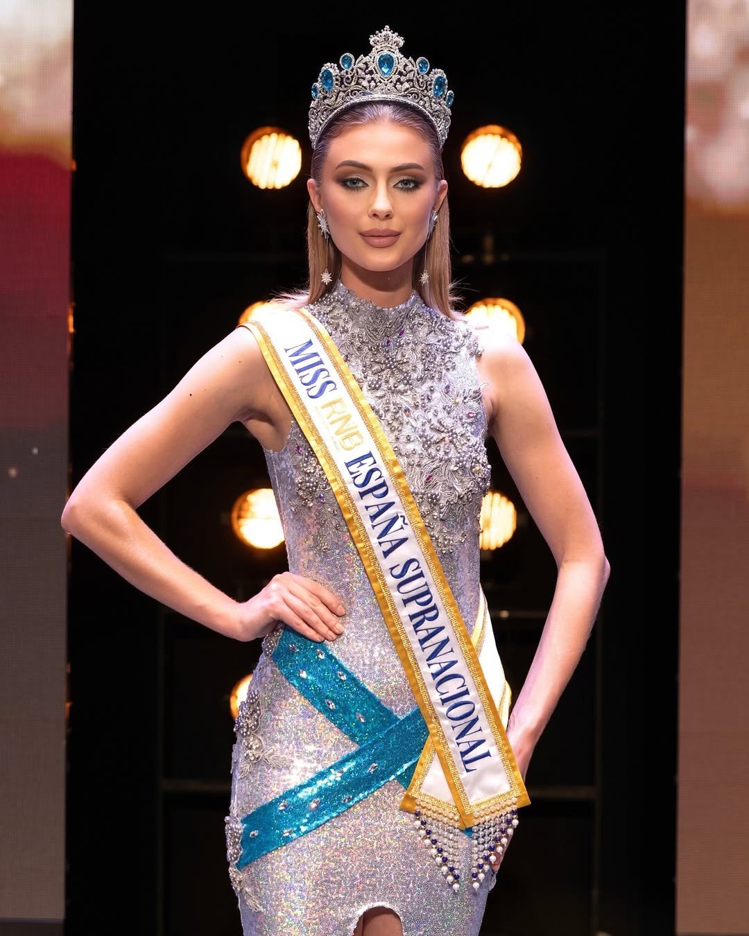 Người đẹp năm nay 20 tuổi, có chiều cao nổi bật 1,83 m. Cô là người mẫu, trợ lý bán hàng và đang theo học tiếp viên hàng không.