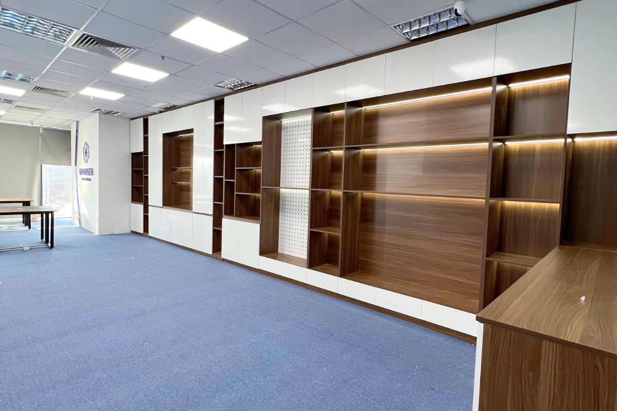 Hệ tủ trang trí sát tường được thi công thiết kế bởi REGA