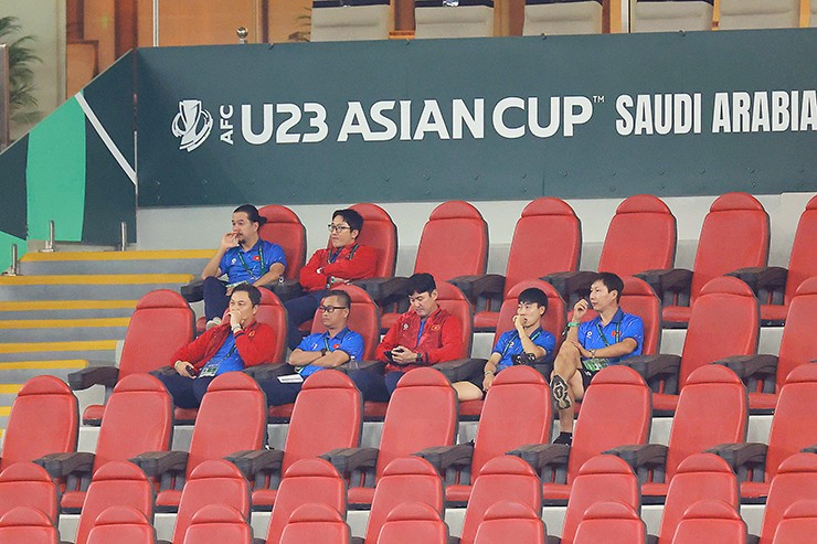 HLV Kim Sang Sik dẫn 6 trợ lý đi “xem giò” đối thủ của U23 Việt Nam ở tứ kết - 2