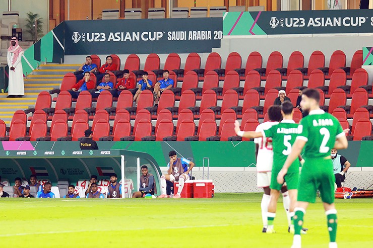 HLV Kim Sang Sik và các cộng sự ngồi theo dõi trận đấu giữa U23 UAE và U23 Syria. Ảnh Ted Trần