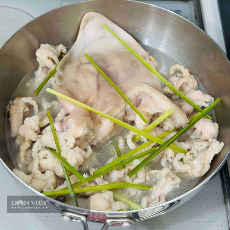 Cách làm bong bóng nhồi thịt: Luộc và rửa sạch