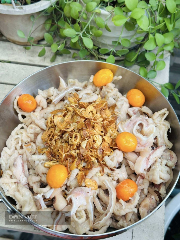 Cách làm bong bóng nhồi thịt: Cho hành phi trộn cho thơm