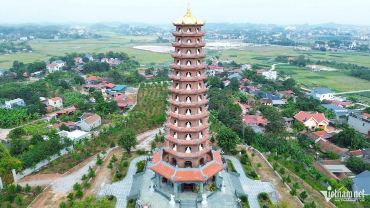 Chùa Phúc Sơn tọa lạc trên núi Phượng Hoàng, thuộc xã Tân Yên, tỉnh Bắc Ninh, vùng đất giàu truyền thống văn hóa, lịch sử của xứ Kinh Bắc. Theo một số tài liệu ghi chép, chùa được xây dựng vào khoảng năm 1680, dưới thời Lê Trung Hưng (thế kỷ XVII), là một trong những ngôi chùa cổ có bề dày lịch sử lâu đời trong khu vực