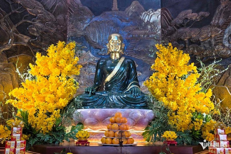 Thượng tọa Thích Thanh Anh, trụ trì chùa Phúc Sơn, cho biết điểm nhấn nổi bật của ngôi chùa là Bảo tháp cao 13 tầng, bên trong tôn trí Phật ngọc quý hiếm. Đặc biệt, chùa hiện lưu giữ tượng ngọc Phật hoàng Trần Nhân Tông - được đánh giá là rất độc đáo. Pho tượng được tạo tác từ một khối đá ngọc bích có nguồn gốc từ dãy núi Cassiar (Canada) và được cung rước về an vị tại Bảo tháp chùa Phúc Sơn