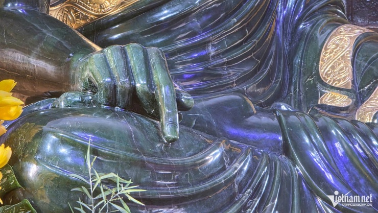 Thượng tọa Thích Thanh Anh cho biết, pho tượng được tạo tác trong tư thế thiền định an tường, thể hiện trạng thái thân tâm tĩnh lặng, sáng trong. Đôi tay buông nhẹ, biểu trưng cho chánh niệm và định lực vững vàng