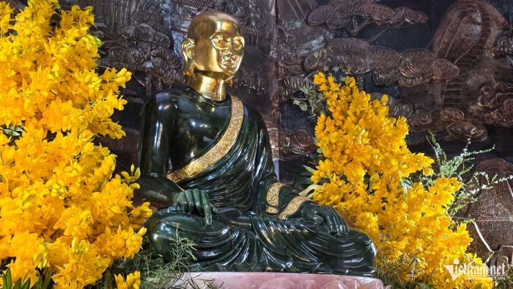 Tổng thể hình tướng toát lên vẻ tĩnh tại nhưng sáng suốt, an nhiên