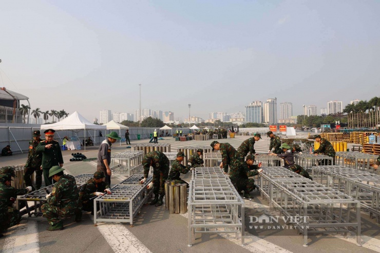 Theo ghi nhận của phóng viên Dân Việt chiều 14/1, khu vực triển khai trận địa pháo hoa tại khu vực sân vận động Mỹ Đình được bảo vệ nghiêm ngặt với nhiều vòng an ninh. Bên trong, không khí làm việc vô cùng khẩn trương và nghiêm túc.