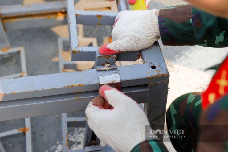 Trên mặt sân rộng, các ống phóng được cố định chắc chắn.