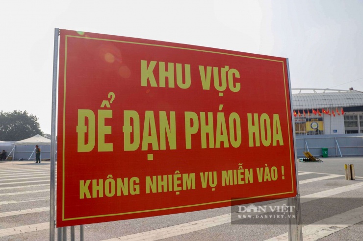 Biển cảnh báo khu vực lắp đặt và để đạn pháo hoa được dựng lên tại nhiều vị trí khu vực sân Mỹ Đình.
