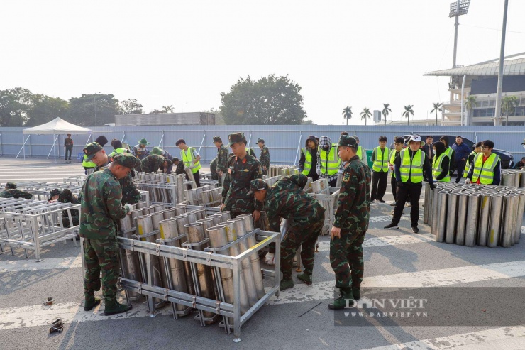 Với sự chuẩn bị kỹ lưỡng, phối hợp chặt chẽ giữa các sở, ngành, đơn vị và doanh nghiệp, chương trình bắn pháo hoa chào mừng thành công Đại hội XIV của Đảng tại Hà Nội hứa hẹn sẽ diễn ra trang trọng, an toàn, tạo dấu ấn trong lòng nhân dân.