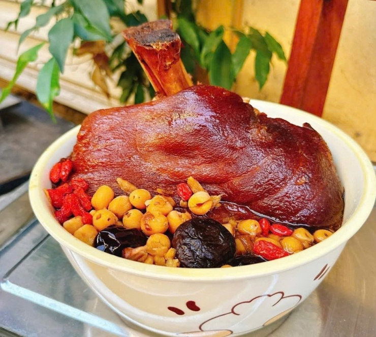 Chân giò hầm thuốc bắc. Ảnh: Việt Hà