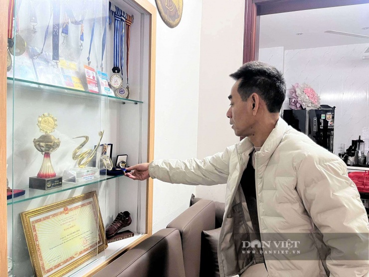 Những tấm huy chương, những thành tích mà con trai đạt được, ông Quang treo gọn tại một góc trang trọng trong căn nhà ấm cúng. Ảnh: Đình Việt.
