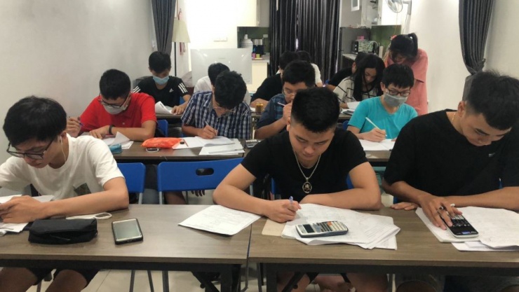 Hiện nay, học sinh Hà Nội phải dàn hàng ngang học tất cả các môn để phòng rủi ro