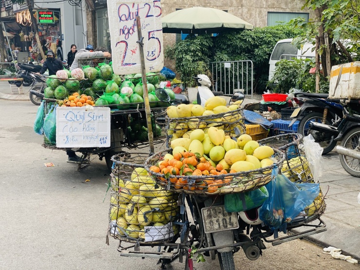 Quýt sim được treo biển có nguồn gốc từ Cao Bằng bán tràn ngập thị trường.