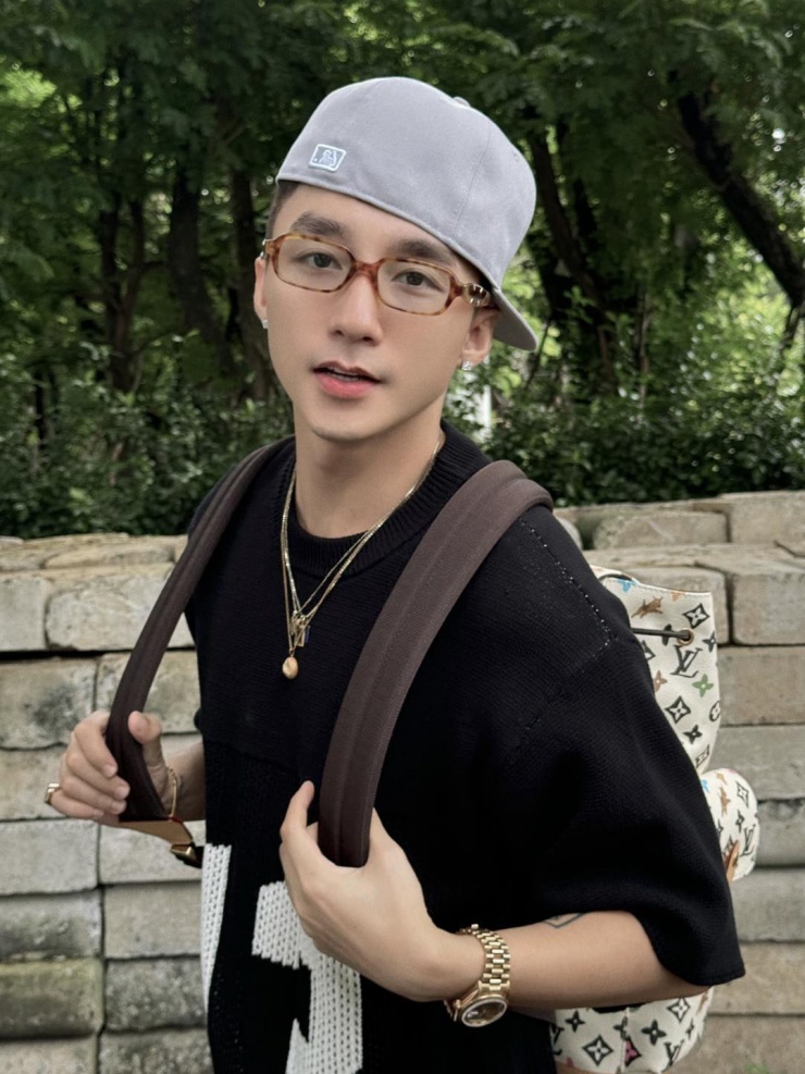 Món phụ kiện đắt đỏ là "bạn thân" của ngôi sao 32 tuổi, từng nhiều lần được anh kết hợp cùng street style khỏe khoắn.