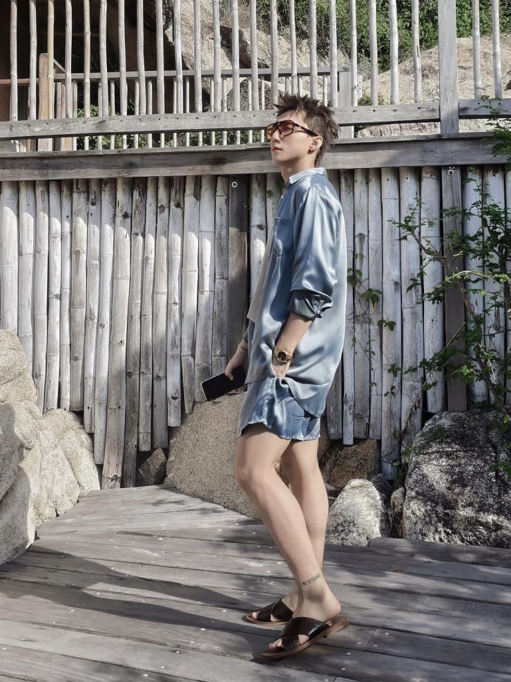 Bên cạnh những tạo hình năng động, giọng ca Cơn mưa ngang qua còn phối đồng hồ tiền tỷ với áo lụa và quần shorts đậm chất nghỉ dưỡng.