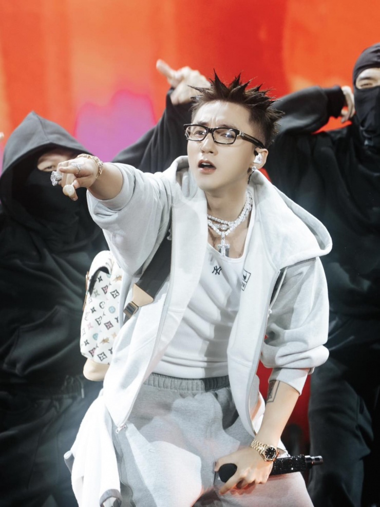 Món phụ kiện xa xỉ còn theo Sơn Tùng lên sân khấu, kết hợp balo Louis Vuitton và nhiều trang sức lấp lánh.