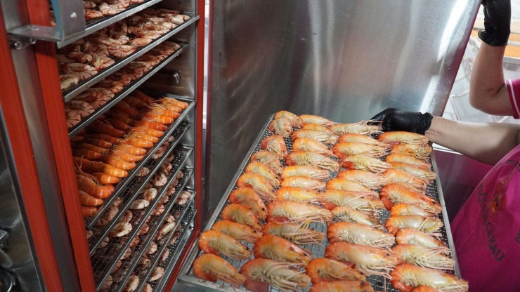 Tôm càng xanh tươi sống được các công nhân tại cơ sở của chị Nguyễn Thị Lan Hương, ngụ xã&nbsp; U Minh luộc, sấy với nhiệt độ và thời gian phù hợp để giữ được vị ngọt tự nhiên. Ảnh: An An