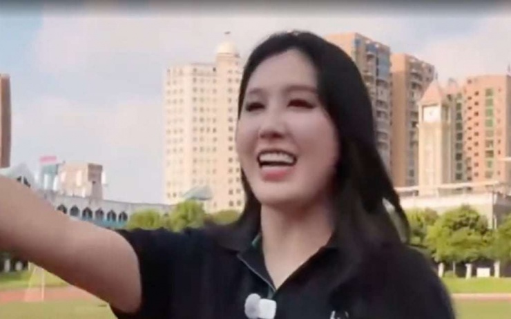 Người phụ nữ trong vụ tranh cãi về việc tặng xe là nữ doanh nhân Đường Lợi. Ảnh: Sina.