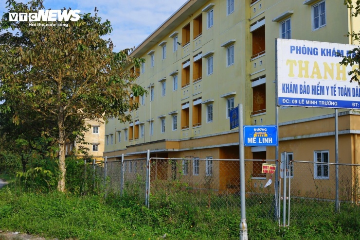 Khu chung cư kể trên được xây dựng nhằm bố trí tái định cư cho các hộ dân thuộc diện giải tỏa, di dời ở khu vực Thượng Thành – Eo Bầu Nam Thắng để phục vụ thực hiện dự án bảo tồn, tu bổ và tôn tạo hệ thống kinh thành Huế. (Ảnh: Sỹ Nhất)