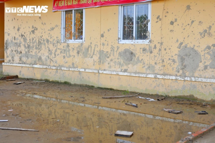 Nguyên nhân dẫn đến việc khu chung cư này bị bỏ hoang phế suốt nhiều năm là do, các hộ dân cho rằng, đơn giá xây dựng quá cao. Mặt khác, một số hộ dân giải tỏa chưa muốn vào ở chung cư mà muốn tự lo chỗ ở do giá đất trên thị trường ở Huế hiện nay còn phù hợp với khả năng của họ. (Ảnh: Sỹ Nhất)