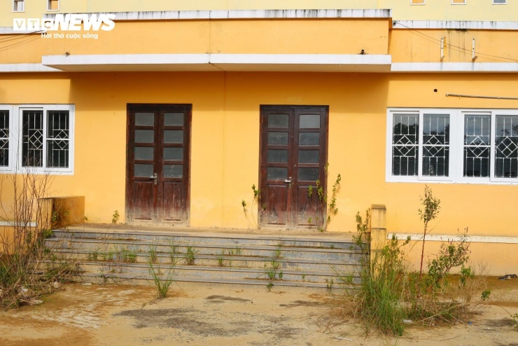 Bắt đầu từ ngày 1/1/2025 tỉnh Thừa Thiên - Huế trở thành thành phố trực thuộc Trung ương và lấy tên TP Huế, phần lớn diện tích của khu chung cư bỏ hoang trên được chọn là nơi đặt trụ sở tạm của Công an quận Phú Xuân (TP Huế). (Ảnh: Sỹ Nhất)