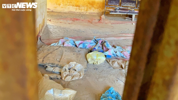 Tuy nhiên, chỉ vài tháng sau, thực hiện chủ trương bỏ công an cấp huyện thì chung cư Hương Sơ tiếp tục bị bỏ hoang phế từ đó đến nay. (Ảnh: Sỹ Nhất)