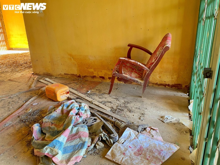 Trong đợt mưa lũ lịch sử kéo dài từ cuối tháng 10 đến đầu tháng 11/2025 khu chung cư này bị ngập sâu. Nước rút, do không có người dọn dẹp, trong nhà nhìn như bãi rác. (Ảnh: Sỹ Nhất)