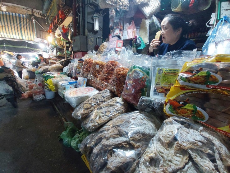 Tiểu thương nhiều chợ truyền thống đìu hiu ngóng khách