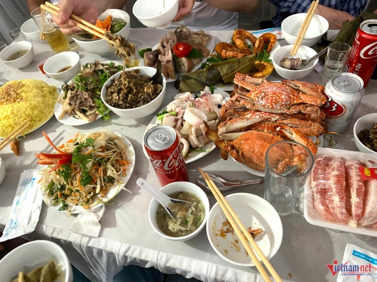 Cầm 300 nghìn mừng cưới bạn, cô gái vội đổi phong bì khi thấy mâm cỗ toàn món đắt tiền. Ảnh minh họa